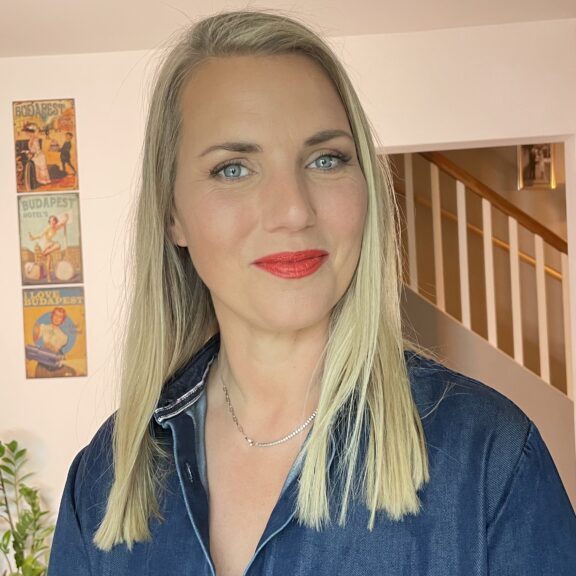 Claire-nach-der-transformation-stilberatung-typberatung-farbberatung-stilcoaching-makeup